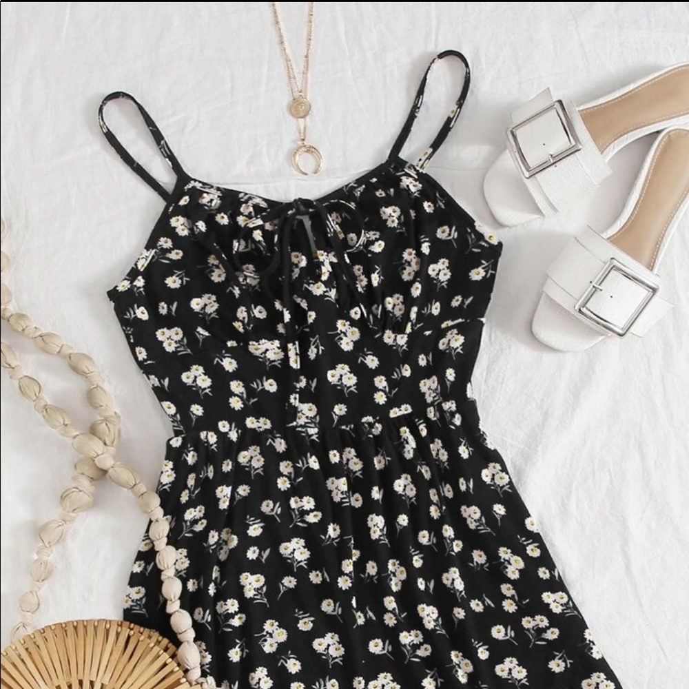 NWT SHEIN: XS Black Floral Tie Up Strap Romper - Picture 1 of 10
